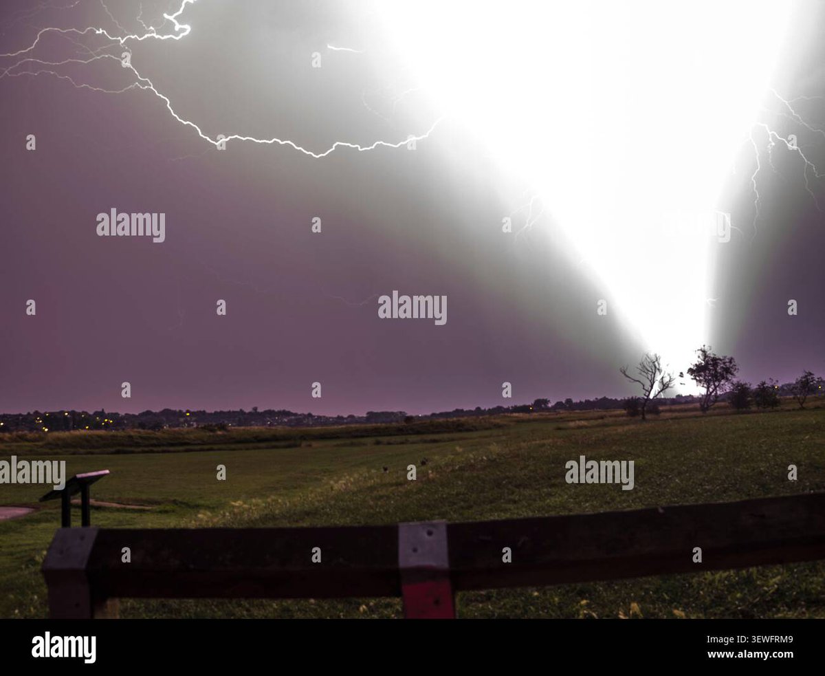 foto_bell's tweet photo. Lightning bolts during intense thunderstorm over Sheerness, Kent, UK - pics
@Alamy_Editorial
https://t.co/Udyvtn7gRX
@TimesPictures @TelegraphPics @guardianphotos @metropixdesk @Mailonlinepics @SunPictureDesk @Mirror_Pictures #uk #kent #lightning #thunderstorm https://t.co/g6p5xbllb3