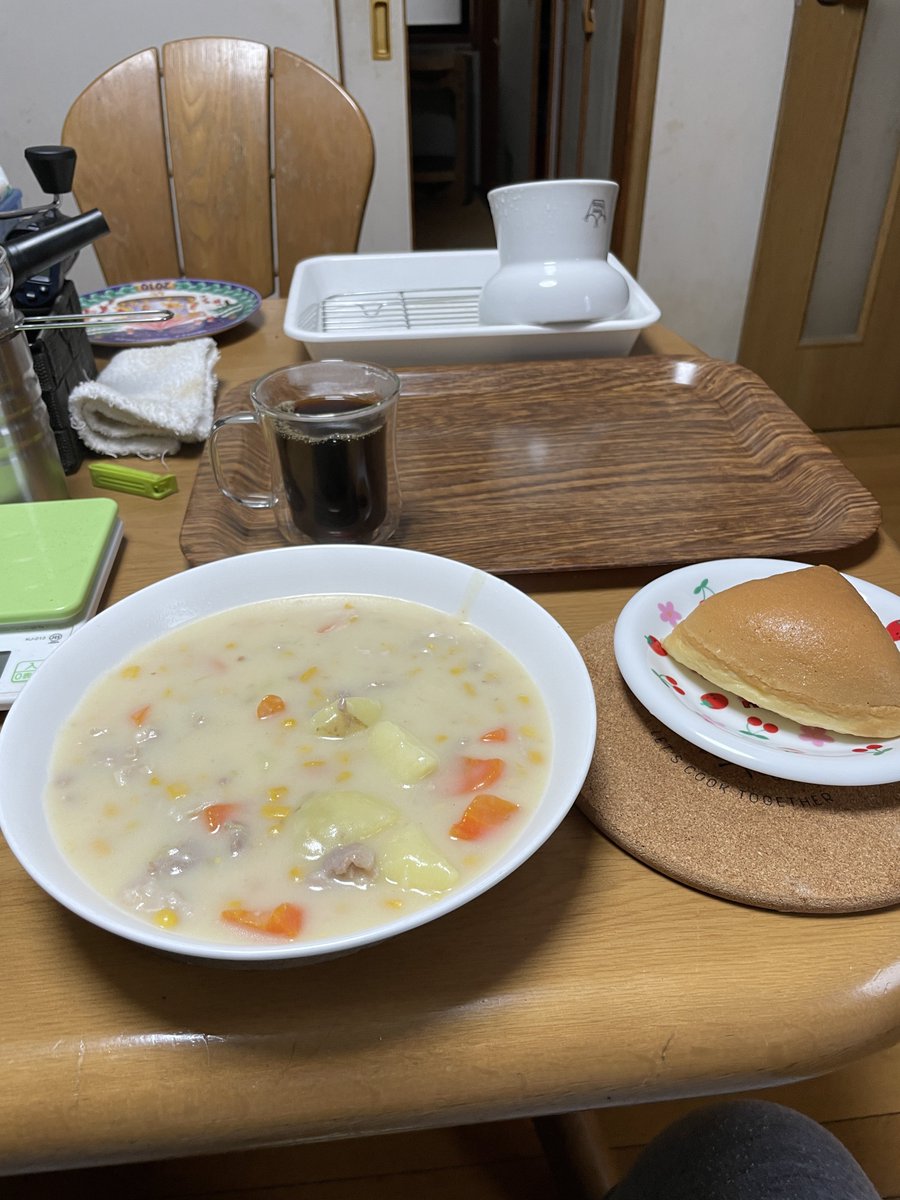 thin2ThinLizzy's tweet photo. 今日の昼メシ　クリームシチュー
２杯分作りました。
これみんな大好きだよね。暑いけど美味しい！
付け合わせは電験三種パンケーキ
コーヒーはロピアブレンド
#おうちカフェ
#おうちごはん https://t.co/u78c4vpaQa