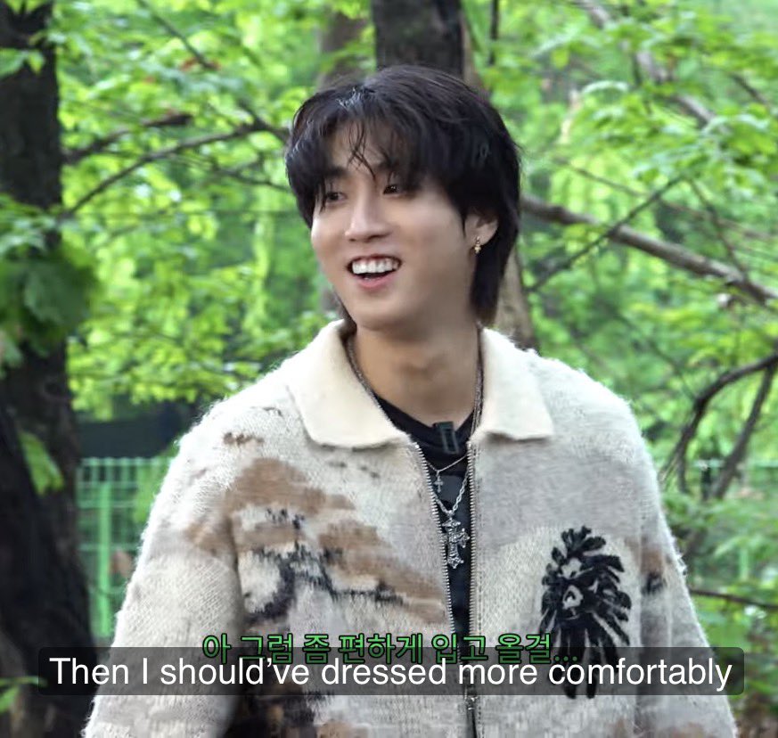 nayasroom_'s tweet photo. poor hannie going through it again cz lee know gives almost zero context 😭 he put on eyeliner and a fur lined leather jacket to go to the convenience store and now he wore a mohair jacket and even did his hair just to do manual labor 😭 https://t.co/1cdqRW1UbZ