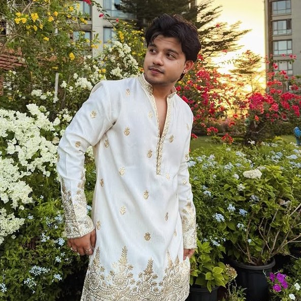 riyazxmohabbat's tweet photo. Mera chaand 🤍🌙
@_riyaz_aly 
#riyazaly #riyaz #riifam https://t.co/NhN3Cz6TAJ