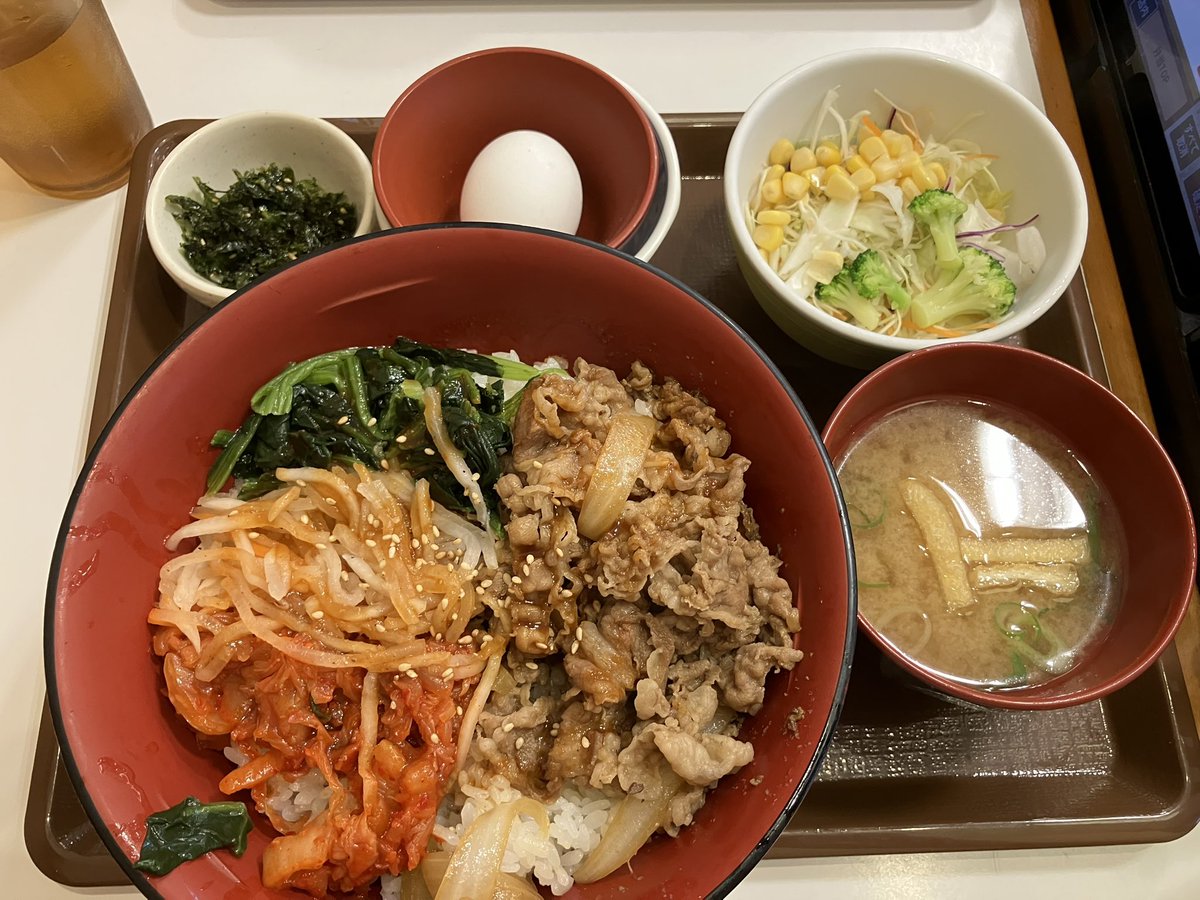 2222Wizard's tweet photo. こんにちは。
今日のお昼は、カミさんとすき家。
三女にはカルビ焼肉丼弁当。
6月末までの優待券を有効に使いました。
皆様、午後も安全に。 https://t.co/EthaiG4a9J