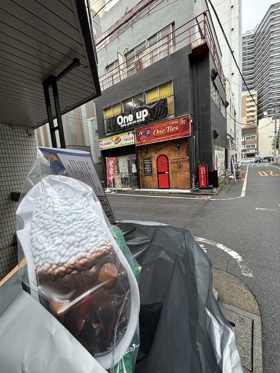 kobash02's tweet photo. 昨日、カレゴン受けとりに行ってきました🍛
なぜかOne up.さんに行くといつも雨☔
濡れるので、ちょっと遠くから撮影

#oneuptoy 
#ソフビ https://t.co/q6N2Mtg7lJ