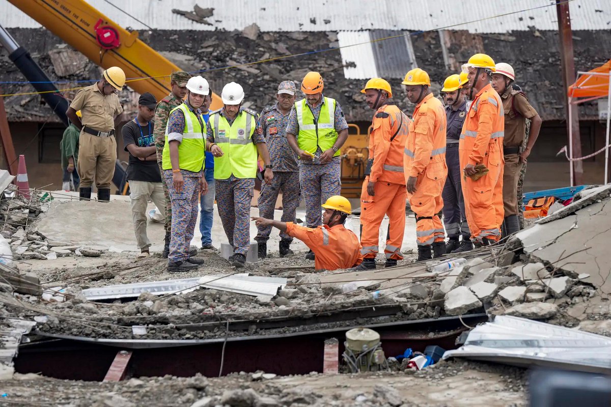 timesofindia's tweet photo. #InPics | The #Taratala warehouse collapse toll has reached 16 as more bodies were recovered and injured workers succumbed to their injuries. Rescue efforts continue with specialized equipment to reach trapped individuals. 

A Special Investigation Team has arrested six people, including a former OSD, in connection with the tragedy.

Read more 🔗  https://t.co/A86ptH0AKP

Tap into nonstop news coverage with the TOI App 👉 https://t.co/ogFaRsUKyn

#Kolkata #KolkataNews