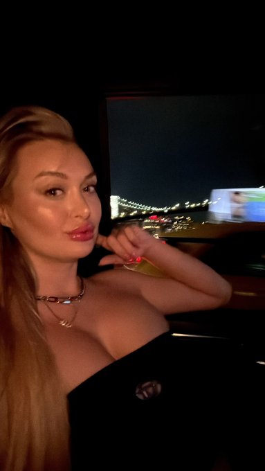 Natalia Starr - 2 pic. NYC bound 🗽 https://t.co/7g4rmrQKGQ