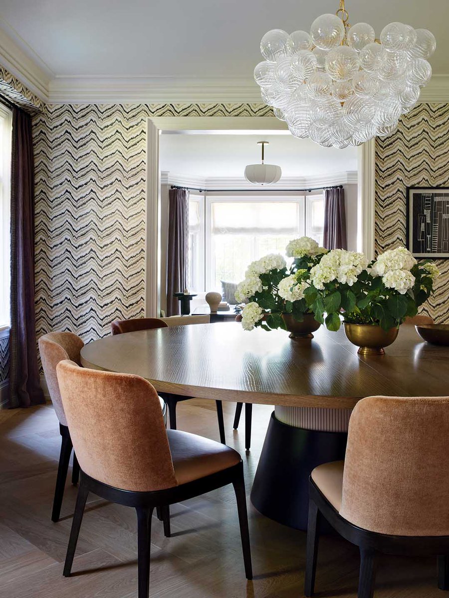 MaisonetDemeure's tweet photo. Qui a dit que le papier peint devait rester discret? Dans cette maison, 17 papiers peints rivalisent d'audace. Des chambres au vestibule en passant par le salon, chaque motif apporte couleur, texture et personnalité. https://t.co/d8zIsLXbOY 

@gilliangillies 
@virginmacdonald https://t.co/GaMszgu5H5