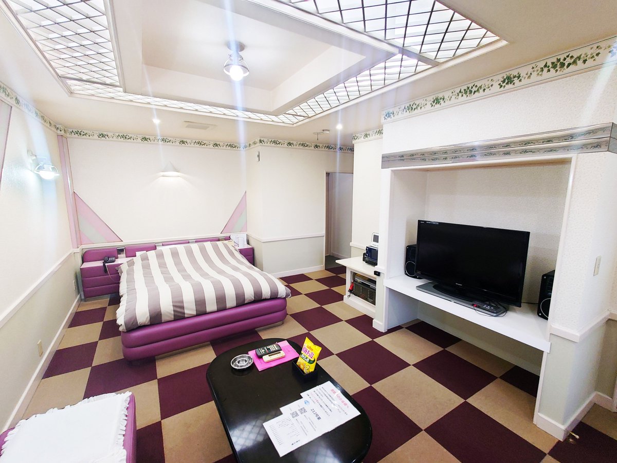 HOTEL_Fantasy_'s tweet photo. ２１２号室のご紹介
カラオケJOY SOUND設置ルームです。
お風呂から甲府盆地の夜景が望める特別室となっております。

皆様のご利用をお待ちしております。 https://t.co/6ofQ4apv42