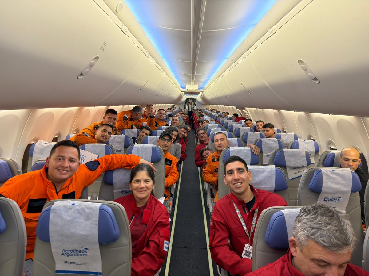 Aerolineas_AR's tweet photo. Aerolíneas Argentinas participa del operativo de ayuda humanitaria a Venezuela coordinado por el Gobierno Nacional con dos vuelos especiales: un avión con 75 brigadistas y otro carguero con insumos y equipamiento de emergencia. Entre ambas operaciones se trasladarán 25 toneladas de material de rescate, poniendo nuestra capacidad operativa al servicio de quienes más lo necesitan.