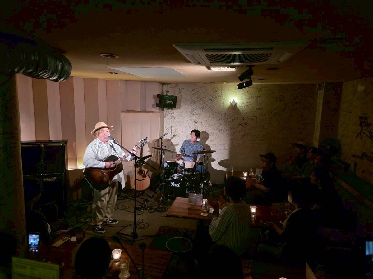 daiju_1021's tweet photo. ／
  THE SESSION vol.1 〜伴藤陸（Dr）編〜
＼

初企画の「THE SESSION」。
シンガーソングライターやユニットがソロの楽器演奏者とのアンサンブルから化学反応を発生させて会場ごとその音楽を楽しむイベントを作りたいなと思ってはじめてみました‼️😊

その想いの通り、Vermilion Ensと野上陽平という山陰のミュージックシーンのトップランカーと、米子出身で東京で活動しているドラマーの伴藤陸くんが素晴らしい化学反応を起こし素晴らしい空間を作ってくれました‼️😂✨

Music Bar Birthdayの音や雰囲気も素敵でした。
すべてが混ざり合った最高の夜になりました。

みなさん本当にありがとうございました‼️😆

【本日のセットリスト】

1.メロディ
2.さぁいこう with 伴藤陸
https://t.co/uzmP77PUQb with 伴藤陸
4.白紙 with 伴藤陸
https://t.co/lLKjvzeS0Wのうた
6.Good-bye

EN.旅人 with 伴藤陸 Vermilion Ens 野上陽平 金﨑圭介