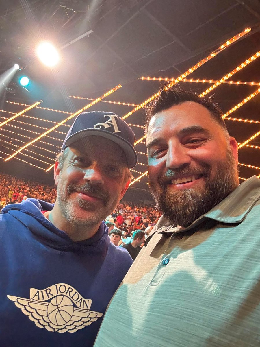 SudeikisNews's tweet photo. 📸 | jason sudeikis with fans at world darts championship in new york today https://t.co/7efaGUSBCC