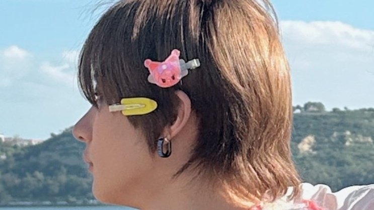 2103lee's tweet photo. anton we need the cute hairclips back https://t.co/ixdVyKLzFS