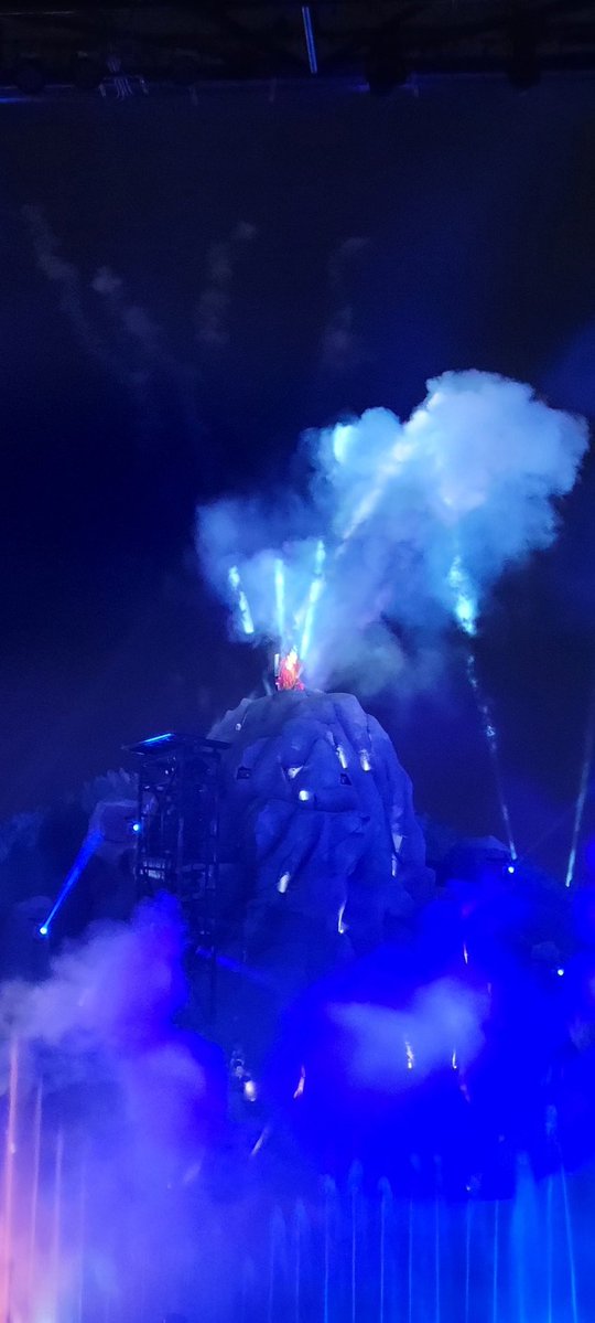 AlexisM2260's tweet photo. Back on WDW for a few days. Spent a very hot day at Hollywood Studios and had blast even with my aching feet lol https://t.co/IS6kNWDIf6