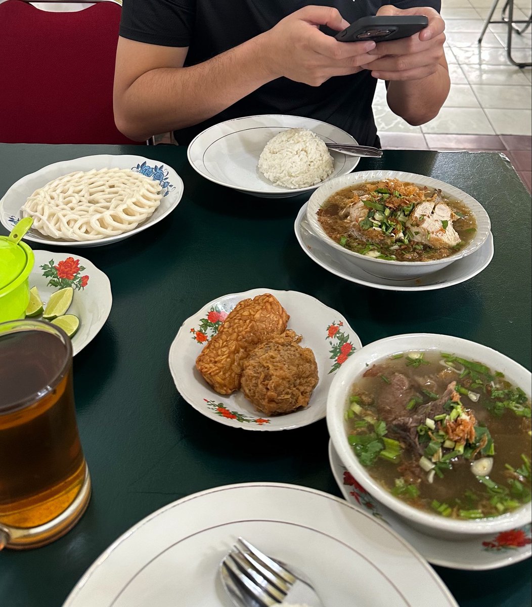 ditoks's tweet photo. Demi Allah ga diendorse ini sop daging &amp; ayam terenak sedunia

📍 RM Berkah Masakan Betawi
Jl. Jeruk Purut no. 22 (samping Garuda TV) https://t.co/ZGxaPkOTKX