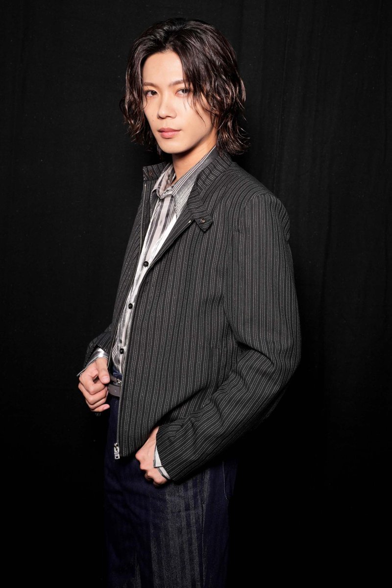 madameFIGARO_jp's tweet photo. 【#神宮寺勇太（Number_i）in パリ】神宮寺勇太がパリに爽やかさをもたらす。アミリ、2027年春夏コレクションショーへ。
https://t.co/G5SWjaqh4d 
#Number_i #AMIRI #アミリ https://t.co/DXzSAni778