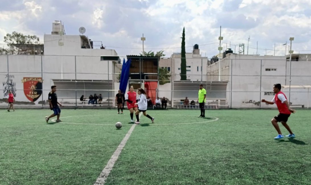 urdapilletar's tweet photo. 3er día del #MundialitoEcatepecPalMundo. El fútbol nos une y fortalece la paz en nuestras comunidades. Con el liderazgo de la presidenta @azucenacisneros, seguimos impulsando el deporte como motor de diálogo, respeto y cohesión social. ⚽🕊️ https://t.co/RQu2UgcNNM