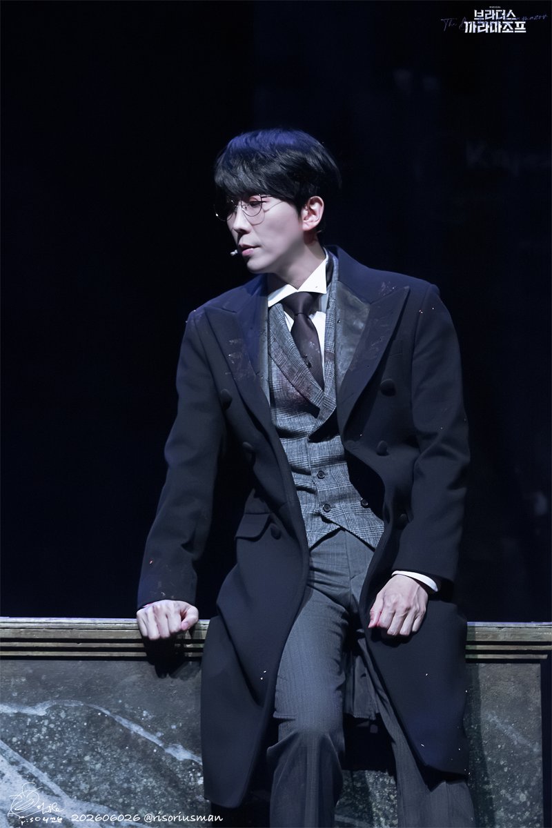 risorius_jb's tweet photo. 20260626  
브라더스 까라마조프 
스페셜 커튼콜 장롱안에서 
김재범 이반 - 1

범이반의 시선 이동

#브라더스까라마조프 #대학로최고의가족뮤지컬 https://t.co/LNvk6Oii9O