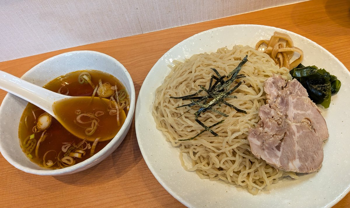 m3blefw's tweet photo. ようやく行けた！「麺屋 福よし」さんのつけ麺
伝統の細縮れ麺に酸っぱいつけ汁... 高畠のお店でよく食べてたなぁ😌
つけ汁はあの頃の味とはちょっとだけ変わったけど、自分にとってのつけ麺ってやっぱりこれなんですよね https://t.co/E9oedmGNKa