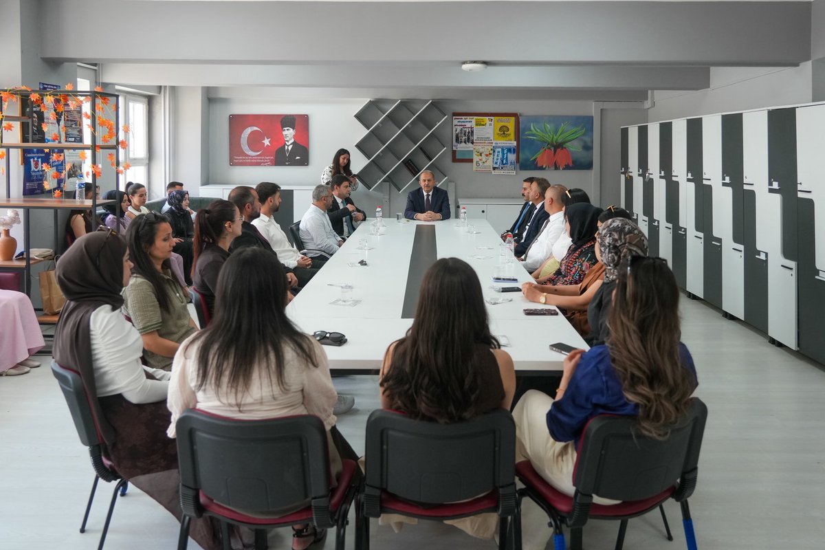 HakkariValiligi's tweet photo. 🔴 Valimiz Sayın İbrahim Taşyapan, Karne Heyecanını Öğrencilerimizle Paylaştı

📌 Valimiz Sayın İbrahim Taşyapan, 2025-2026 Eğitim-Öğretim Yılı’nın sona ermesi dolayısıyla Cumhuriyet İlk/Ortaokulu’nda düzenlenen karne dağıtım törenine katıldı.

Valimiz Sayın İbrahim Taşyapan, öğrencilerimize karnelerini takdim ederek karne heyecanlarına ortak oldu.

Daha sonra sınıfları ziyaret eden Sayın Valimiz, öğrencilerimizle bir süre sohbet ederek gelecek hedefleri üzerine tavsiyelerde bulundu. Karnelerin bir sonuç değil, gelişimin göstergesi olduğunu ifade eden Valimiz Sayın İbrahim Taşyapan, öğrencilerimizin yaz tatilini kitap okuyarak, sportif, kültürel ve sosyal faaliyetlerle verimli bir şekilde değerlendirmelerini tavsiye etti.

Karne dağıtımının ardından öğretmenler odasında eğitimcilerimizle bir araya gelen Valimiz Sayın İbrahim Taşyapan, öğretmenlik mesleğinin toplumun geleceğini şekillendiren en önemli görevlerden biri olduğunu vurgulayarak, yıl boyunca gösterdikleri özverili çalışmalar dolayısıyla tüm öğretmenlerimize teşekkür etti. Ayrıca öğretmenlerimize aileleriyle birlikte sağlıklı, huzurlu ve verimli bir tatil geçirmeleri temennisinde bulundu.

2025-2026 Eğitim-Öğretim Yılı’nın sona ermesiyle Hakkâri genelinde 441 okulda öğrenim gören 69 bin 17 öğrencimiz karne alırken, 5 bin 297 öğretmenimiz de eğitim-öğretim yılını tamamlayarak yaz tatiline girdi.
