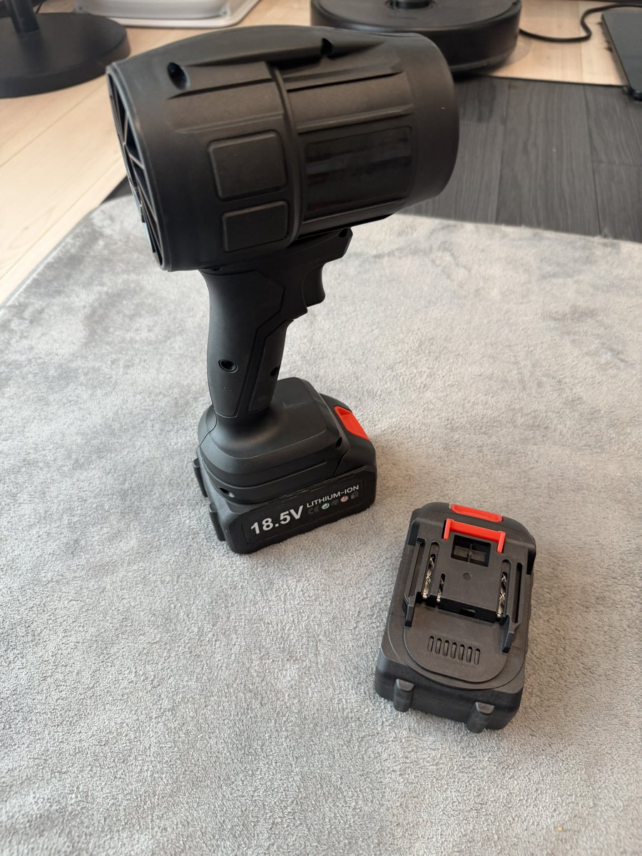 asa2243's tweet photo. ブロア買っちゃった　爆音w https://t.co/gim1ZusLA2
