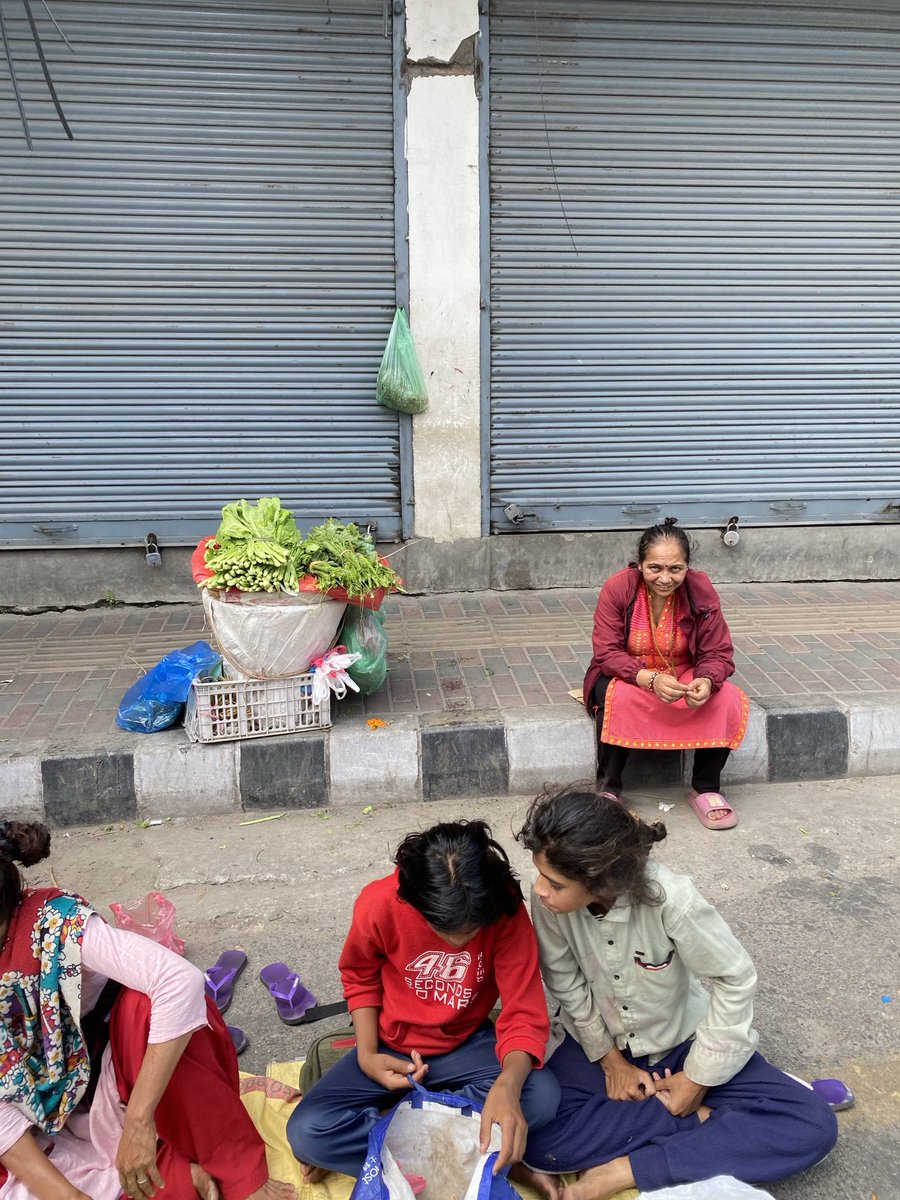 KrishnaBKunwar1's tweet photo. नेपालीले मेहनत गर्ने - फलफूलको इज्जतपूर्ण खुद्रा व्यापार, तर आयातित विदेशीको बालिकाहरूसहित युवा आमा मगन्ते व्यापारमा !!पुरानाको बदलामा आएका जनताले आश गरेका रास्वपाका युवा कार्यकर्ता, युवा नेता, युवा सॅासद, युवा सरकार कता छन् ? यो आयातित मगन्ते व्यापारलाई नियन्त्रण गर।असमर्थ ? !!! https://t.co/osxlRzHHbI