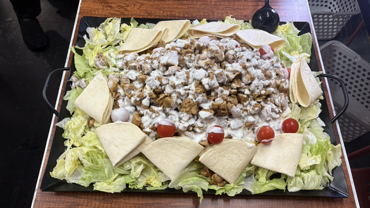 narichanmgr's tweet photo. ←大食いの人用（6キロ）
        少食の人用（レディースセット）→
チキンオーバーライス、
めちゃくちゃ美味しいよ🥰✨ https://t.co/msKeJfpHYz