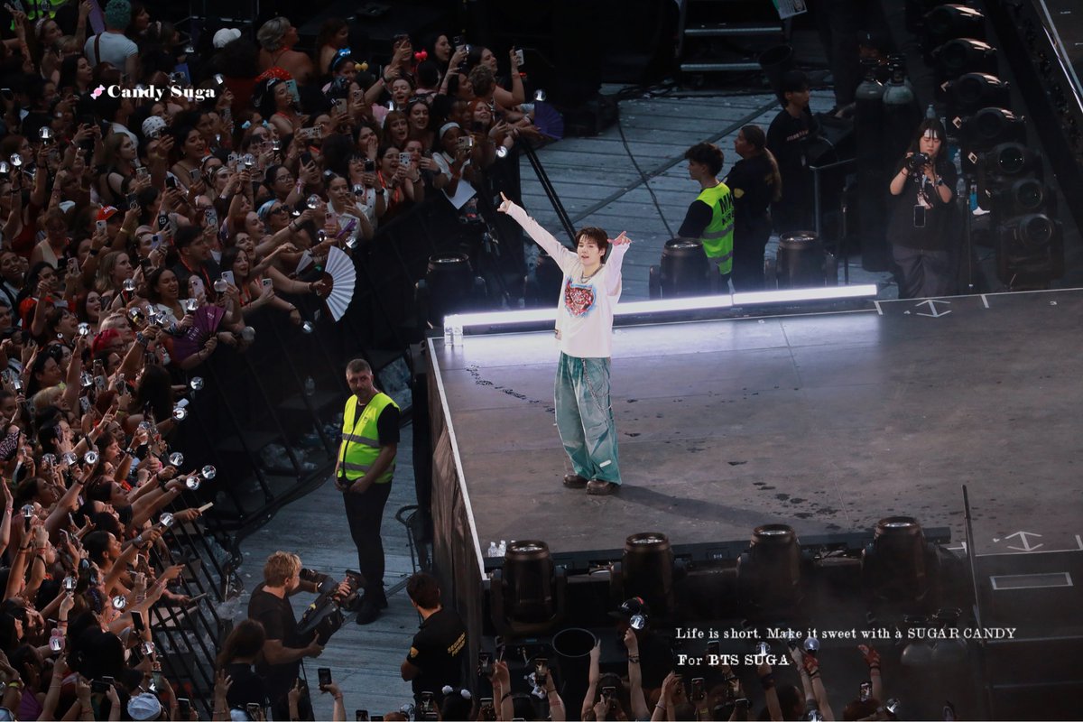 candySUGA309's tweet photo. [HQ] 260626 ARIRANG in Madrid 

I wanna be a rap star
I wanna be the top

#SUGA #슈가 #민윤기
#BTS #방탄소년단 @BTS_twt https://t.co/aIJwZ5WHM9