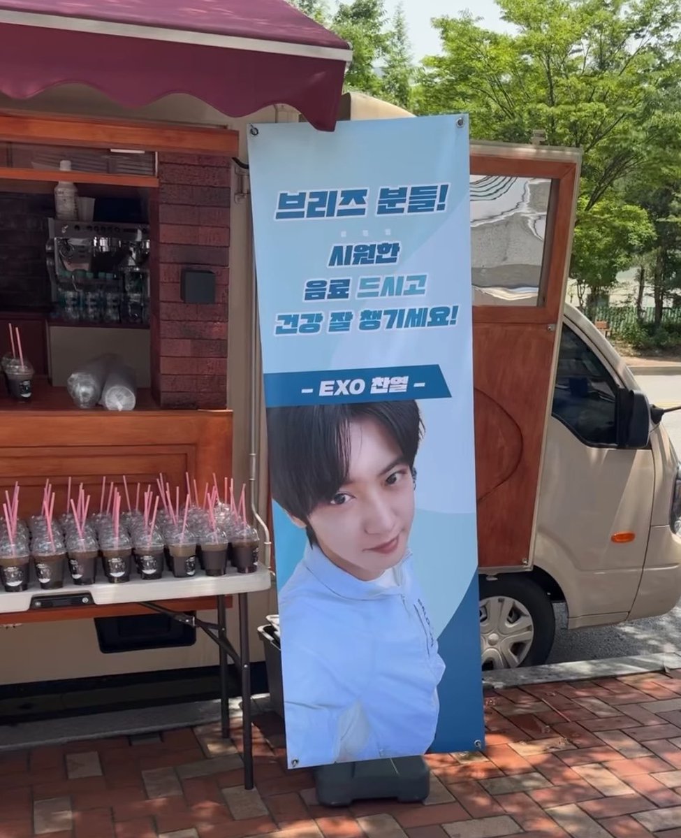 no_loey_no_life's tweet photo. CHANYEOL's message in the coffeetruck he sent for Riize fans today at Music Core pre-recording ~

"Briize! Have a refreshing drink and take good care of your health!" - EXO 찬열

* this is different from the support Choi Crew sent last time https://t.co/mCPBh0hbTU