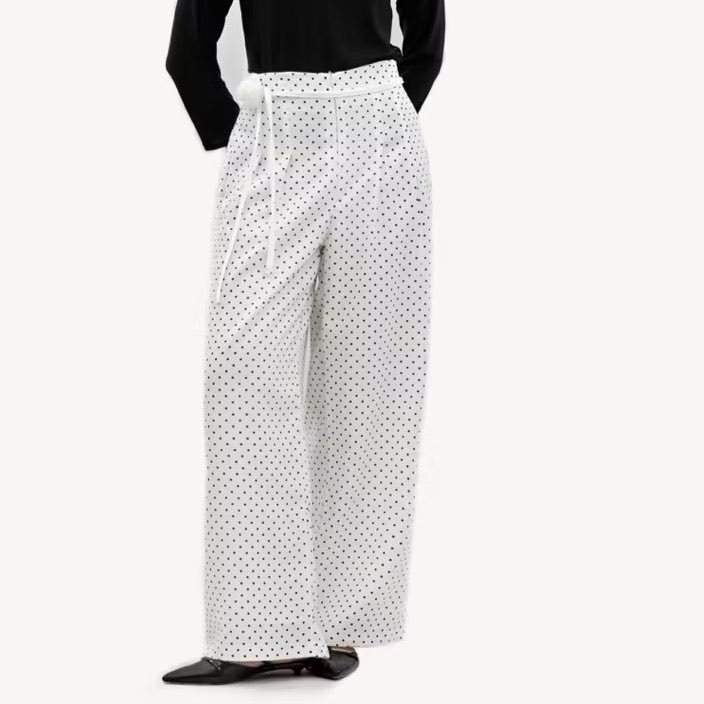rubyfluf's tweet photo. flowers pants yang detailnya bikin susah move on 😭🌸🤍

aku suka banget sama aksen bunga kecil di bagian tali depannya, keliatan simple tapi justru bikin modelnya jadi lebih manis &amp; punya ciri khas ✨ https://t.co/LvUbMG7BdK
