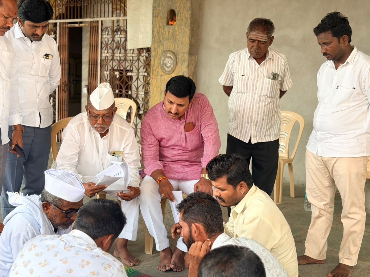 harshaguttedar7's tweet photo. ಇಂದು ಆಳಂದ ತಾಲ್ಲೂಕಿನ ಸುಂಟನೂರ ಗ್ರಾಮದಲ್ಲಿ "ಆಳಂದದ ಗೆಲುವಿಗಾಗಿ – ಬೂತ್ ಪ್ರಗತಿ ಅಭಿಯಾನ" ಅಂಗವಾಗಿ ಮುಖಂಡರು, ಪದಾಧಿಕಾರಿಗಳು ಹಾಗೂ ಯುವಕರ ಸಂಘಟನಾ ಸಭೆಯನ್ನು ಯಶಸ್ವಿಯಾಗಿ ನಡೆಸಲಾಯಿತು.

ಸಭೆಯಲ್ಲಿ ಬೂತ್ ಮಟ್ಟದಲ್ಲಿ ಪಕ್ಷ ಸಂಘಟನೆ ಬಲಪಡಿಸುವುದು, ಮನೆ-ಮನೆಗೆ ತಲುಪುವುದು, ಯುವಕರನ್ನು ಪಕ್ಷದ ಚಟುವಟಿಕೆಗಳಲ್ಲಿ ಸಕ್ರಿಯವಾಗಿ ತೊಡಗಿಸಿಕೊಳ್ಳುವುದು ಹಾಗೂ ಮುಂಬರುವ ಚುನಾವಣೆಗೆ ಶಕ್ತಿಯುತ ಸಂಘಟನೆ ನಿರ್ಮಿಸುವ ಕುರಿತು ಸಮಗ್ರವಾಗಿ ಚರ್ಚಿಸಲಾಯಿತು.

ಈ ಸಂದರ್ಭದಲ್ಲಿ ಬಿಜೆಪಿ ಹಿರಿಯ ಮುಖಂಡರಾದ ಶ್ರೀ ಬಸವರಾಜ ಬಿರಾದಾರ್, ಗ್ರಾಮಾಂತರ ಜಿಲ್ಲಾ ಬಿಜೆಪಿ ಕಾರ್ಯದರ್ಶಿ ಶ್ರೀ ಸಂತೋಷ್ ಹಾದಿಮನಿ, ಜಿಲ್ಲಾ ರೈತ ಮೋರ್ಚಾ ಉಪಾಧ್ಯಕ್ಷ ಶ್ರೀ ಅಮೃತ ಬಿಬ್ರಾಣಿ, ತಾಲ್ಲೂಕು ರೈತ ಮೋರ್ಚಾ ಅಧ್ಯಕ್ಷ ಶ್ರೀ ನಾಗರಾಜ್ ಶೇಗಜಿ ಧಂಗಾಪೂರ, ಮಂಡಲ ಪ್ರಧಾನ ಕಾರ್ಯದರ್ಶಿ ಶ್ರೀ ಸೀತಾರಾಮ ಜಮಾದಾರ ಹಾಗೂ ಪಕ್ಷದ ಮುಖಂಡರು, ಕಾರ್ಯಕರ್ತರು ಮತ್ತು ಯುವಕರು ಉಪಸ್ಥಿತರಿದ್ದರು.

ಹಳ್ಳಿ ಹಳ್ಳಿಗೂ ಹರ್ಷ – ಮನೆ ಮನೆಗೂ ಹರ್ಷ
ಆಳಂದದ ಗೆಲುವಿಗಾಗಿ ಸಂಘಟನೆ, ಸಂಘಟನೆಯಿಂದ ವಿಜಯ!
#HarshaSGuttedar #BJP #Aland #BoothPragatiAbhiyana #Aland2028 #ಹಳ್ಳಿಹಳ್ಳಿಗೂಹರ್ಷ #ಮನೆಮನೆಗೂಹರ್ಷ