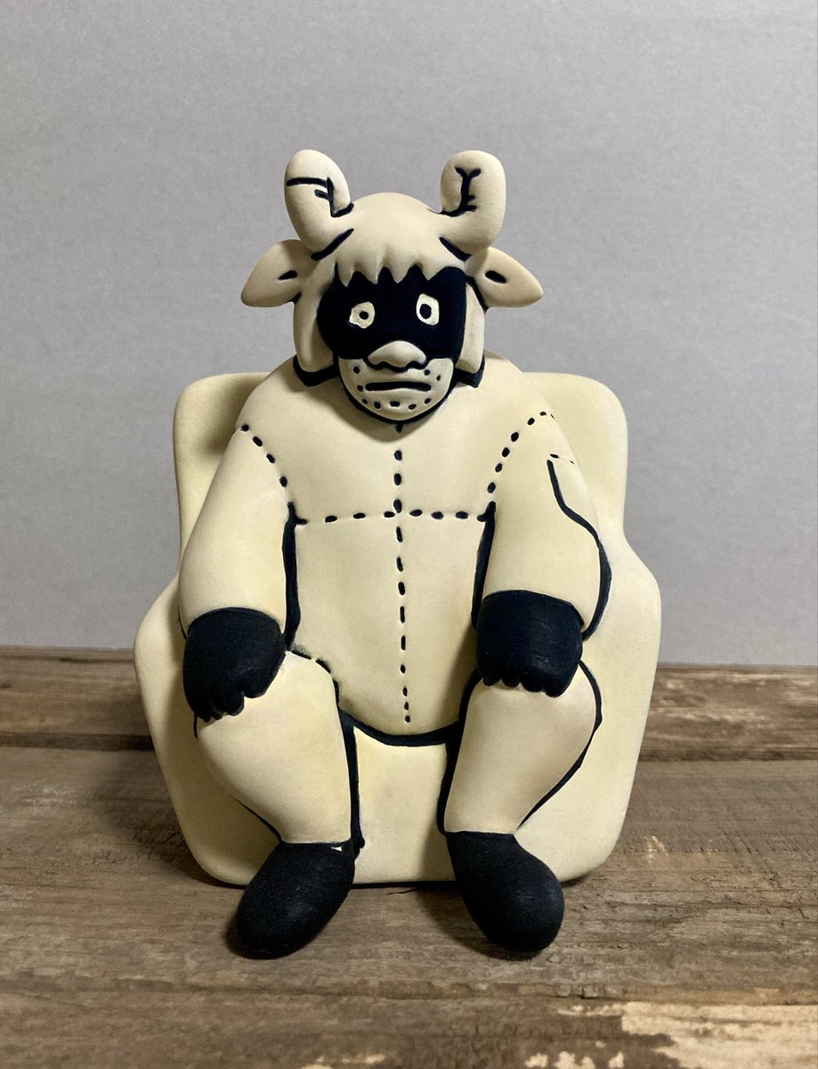 akit002's tweet photo. 以前制作した村上春樹「羊をめぐる冒険」の羊男と今回制作の映画「めくらやなぎと眠る女」版かえるくんです！
かえるくんは全高24センチです。

とりあえず6月中に完成出来て良かったです！

#めくらやなぎと眠る女
#かえるくん東京を救う https://t.co/roTwSadqov