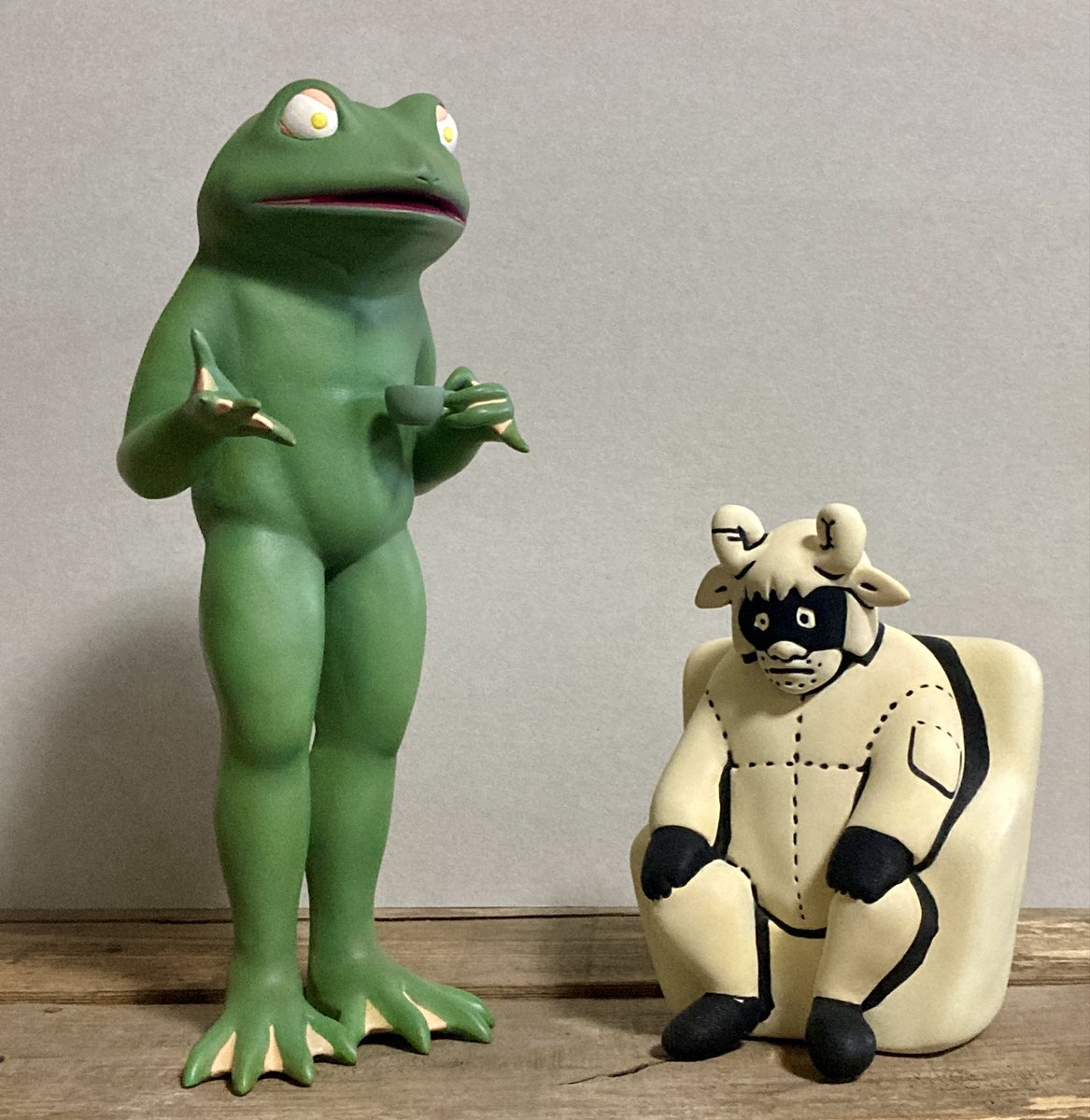 akit002's tweet photo. 以前制作した村上春樹「羊をめぐる冒険」の羊男と今回制作の映画「めくらやなぎと眠る女」版かえるくんです！
かえるくんは全高24センチです。

とりあえず6月中に完成出来て良かったです！

#めくらやなぎと眠る女
#かえるくん東京を救う https://t.co/roTwSadqov