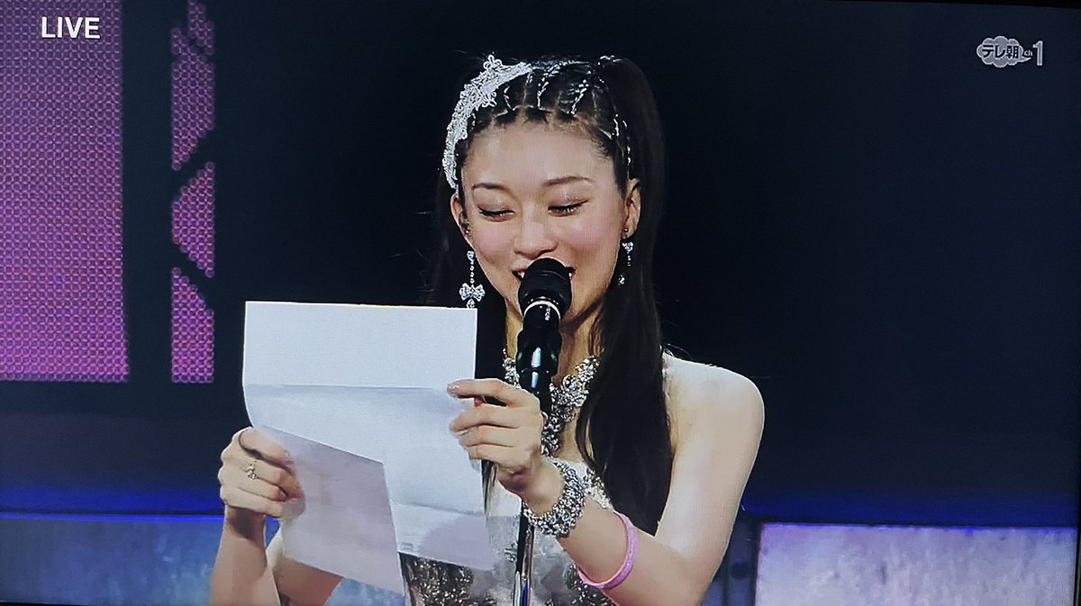 Supodoritime's tweet photo. 武道館　大監督新庄つーたんからお手紙
真莉愛「マネージャーさんがこの手紙を読んでくださいって　読んだら袋に入れてくださいって　ちょっと　えーえー！？　
みんな「えー？！」
真莉愛「えー！　読みます」

「牧野真莉愛さんへ
モーニング娘。卒業おめでとうございます🎊
真莉愛ちゃんとは　ファイターズを通じて
長いご縁がありますね
いつも球場やテレビの向こうから誰よりも熱くファイターズを応援してくれている姿を見ていました
そして気づけば応援する側だった
真莉愛ちゃん自身が　多くの人に夢や勇気を与える存在になっていました

13年間という時間は決して短くありません
楽しいこともあったでしょうし
悔しいことや苦しいこともあったと思います
それでも前を向き続け　今日この武道館のステージに立っていることを
1人のファンとして　そして同じエンターテイメントの世界で生きる仲間として心から尊敬しています

僕はよく『人生は楽しんだもの勝ち』と言っています。卒業は終わりじゃありません。ここから真莉愛ちゃんが主役の新しいシーズンです。
失敗してもいい　空振りしてもいい
思い切りバットを振ってください
その先には必ず　真莉愛ちゃんらしいホームランが待っています
これからもファイターズを応援してください。そして、これからは自分自身の夢も今まで以上に応援してあげてください

武道館に集まった皆さんと一緒に
僕も新しいスタートを応援しています
卒業本当におめでとう

最後に　スタッフさんからはビデオコメントをと言われましたが、整形しすぎて
誰かわからなくなってるので　
お手紙にさせてもらいます。」

みんな「パチパチ」
「真莉愛ちゃんからも　今までたくさんのお手紙をもらったので、そのお返しになればと」

真莉愛「4歳の頃　あげてたやつだ」
ファイターズ　え？！　大監督？！でいいのかな？
大監督　新庄つーたん」
みんな「パチパチ」
真莉愛「つーたんありがとう
つーたんって私が呼んでるから、
つーたんって自分で言ってくれてうれしいです。あっうれしんじょうです！」

牧野真莉愛からみなさまへご挨拶
「今日まで
こんなどうしようもねェ
自分を
･･････!!

愛してくれて

･････････
ありがとう!!!」