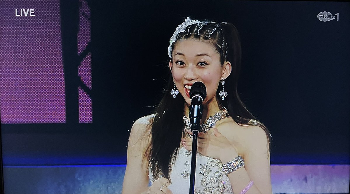Supodoritime's tweet photo. 武道館　大監督新庄つーたんからお手紙
真莉愛「マネージャーさんがこの手紙を読んでくださいって　読んだら袋に入れてくださいって　ちょっと　えーえー！？　
みんな「えー？！」
真莉愛「えー！　読みます」

「牧野真莉愛さんへ
モーニング娘。卒業おめでとうございます🎊
真莉愛ちゃんとは　ファイターズを通じて
長いご縁がありますね
いつも球場やテレビの向こうから誰よりも熱くファイターズを応援してくれている姿を見ていました
そして気づけば応援する側だった
真莉愛ちゃん自身が　多くの人に夢や勇気を与える存在になっていました

13年間という時間は決して短くありません
楽しいこともあったでしょうし
悔しいことや苦しいこともあったと思います
それでも前を向き続け　今日この武道館のステージに立っていることを
1人のファンとして　そして同じエンターテイメントの世界で生きる仲間として心から尊敬しています

僕はよく『人生は楽しんだもの勝ち』と言っています。卒業は終わりじゃありません。ここから真莉愛ちゃんが主役の新しいシーズンです。
失敗してもいい　空振りしてもいい
思い切りバットを振ってください
その先には必ず　真莉愛ちゃんらしいホームランが待っています
これからもファイターズを応援してください。そして、これからは自分自身の夢も今まで以上に応援してあげてください

武道館に集まった皆さんと一緒に
僕も新しいスタートを応援しています
卒業本当におめでとう

最後に　スタッフさんからはビデオコメントをと言われましたが、整形しすぎて
誰かわからなくなってるので　
お手紙にさせてもらいます。」

みんな「パチパチ」
「真莉愛ちゃんからも　今までたくさんのお手紙をもらったので、そのお返しになればと」

真莉愛「4歳の頃　あげてたやつだ」
ファイターズ　え？！　大監督？！でいいのかな？
大監督　新庄つーたん」
みんな「パチパチ」
真莉愛「つーたんありがとう
つーたんって私が呼んでるから、
つーたんって自分で言ってくれてうれしいです。あっうれしんじょうです！」

牧野真莉愛からみなさまへご挨拶
「今日まで
こんなどうしようもねェ
自分を
･･････!!

愛してくれて

･････････
ありがとう!!!」