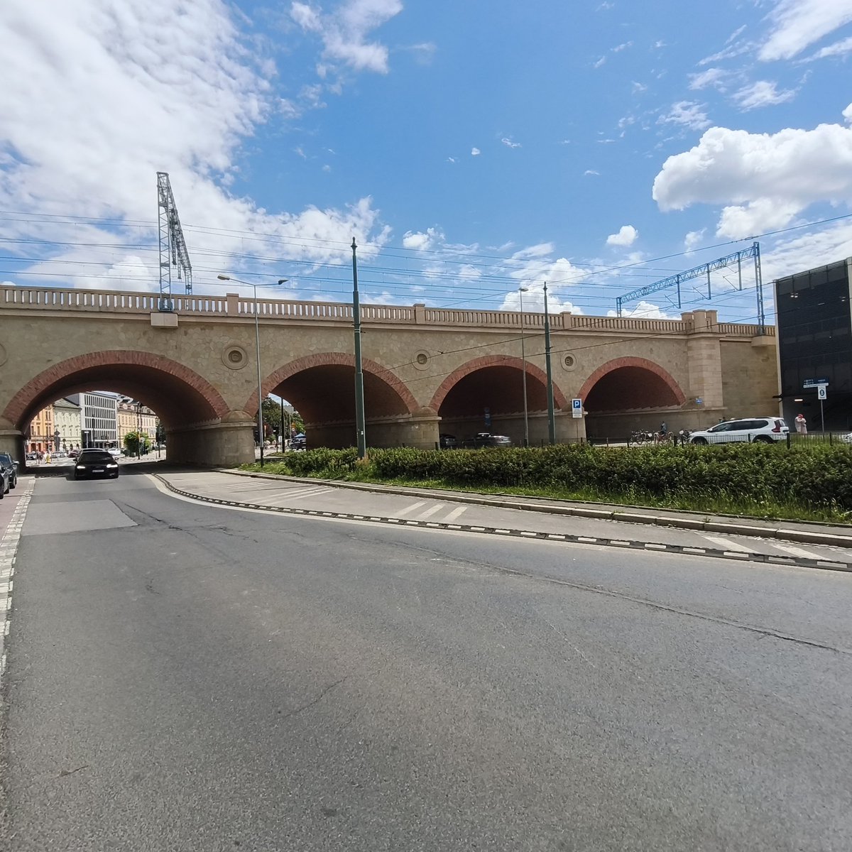 PKoslex's tweet photo. Jednym z najbardziej charakterystycznych zabytkowych obiektów inżynieryjnych w Krakowie jest WIADUKT KOLEJOWY na Grzegórzkach. Został wybudowany w l. 1861 - 63 jako most kolejowy nad starym korytem Wisły przez spółkę "Kolej galicyjska im. Karola Ludwika" na linii Kraków - Lwów. Wcześniej istniał w tym miejscu most drewniany.
@krakow_pl