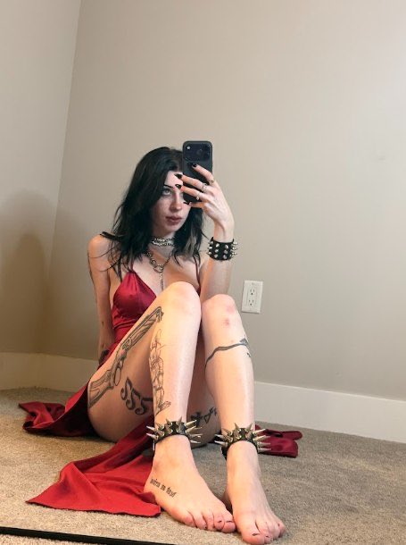 raydarkstarlet's tweet photo. the girl reading carmilla in the corner was onto something https://t.co/mQOm6JCzec