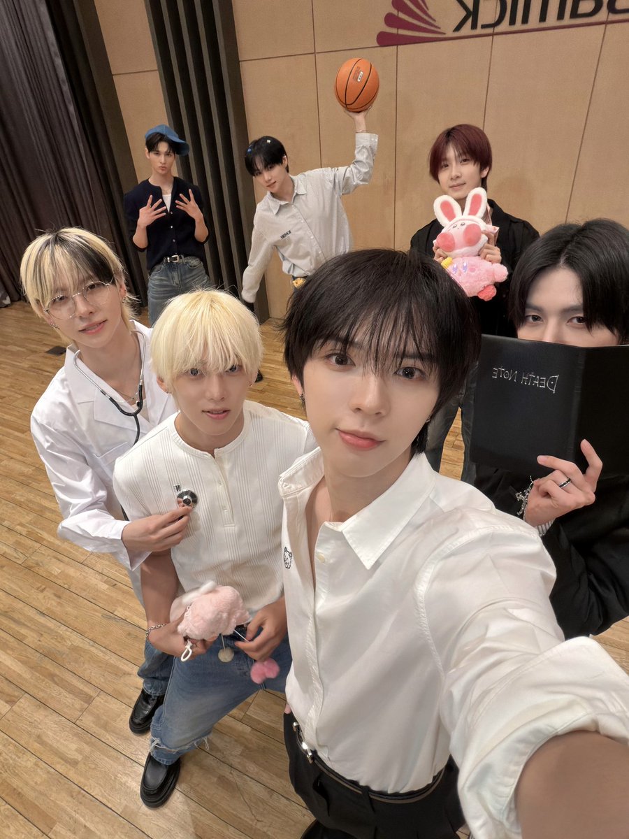 _AMPERSANDONE_'s tweet photo. [📸] 2026.06.27 앰퍼샌드원 (AMPERS&amp;ONE) 4th Mini Album [DEFINITION] FAN SIGN EVENT (NY MUSIC)

#앰퍼샌드원 #AMPERSANDONE #DEFINITION #GOD https://t.co/D0wQkVXSAy