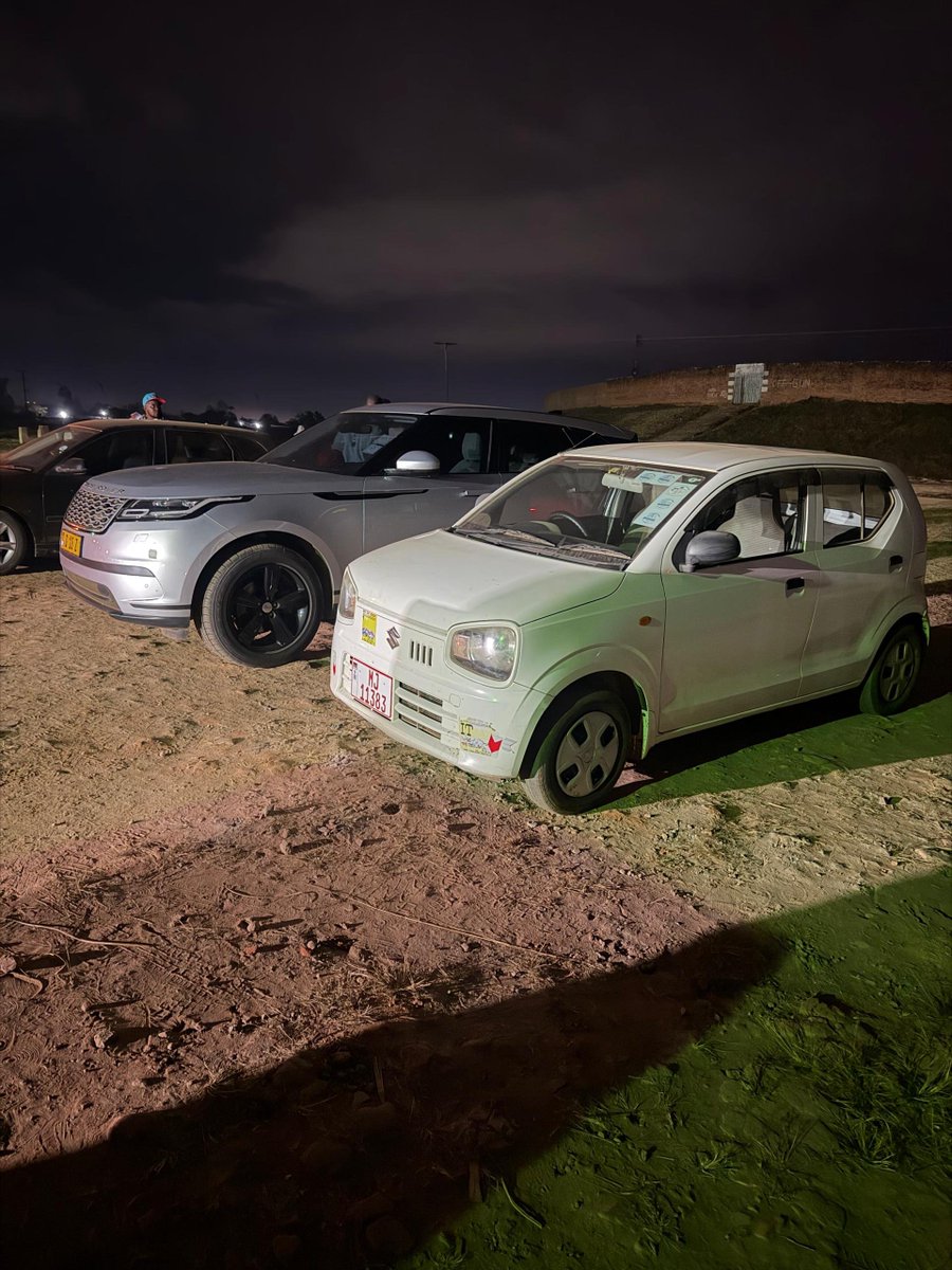 glumonmic_'s tweet photo. Technically they're both SUVs, just very distant cousins. https://t.co/yjaVyb61tA