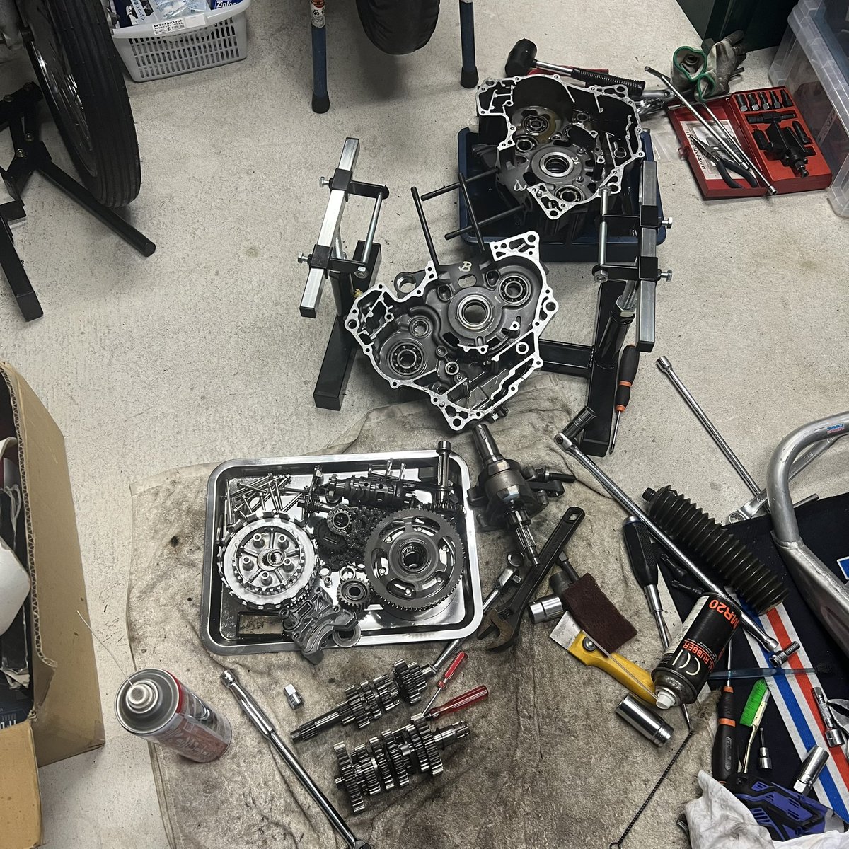 YuzuuniYzr's tweet photo. 全バラしたけど
クランクシャフトのネジ山舐めてる
大ピンチです😭
#CBR250R
#MC41
#もて耐 https://t.co/ltcsjMQzGi