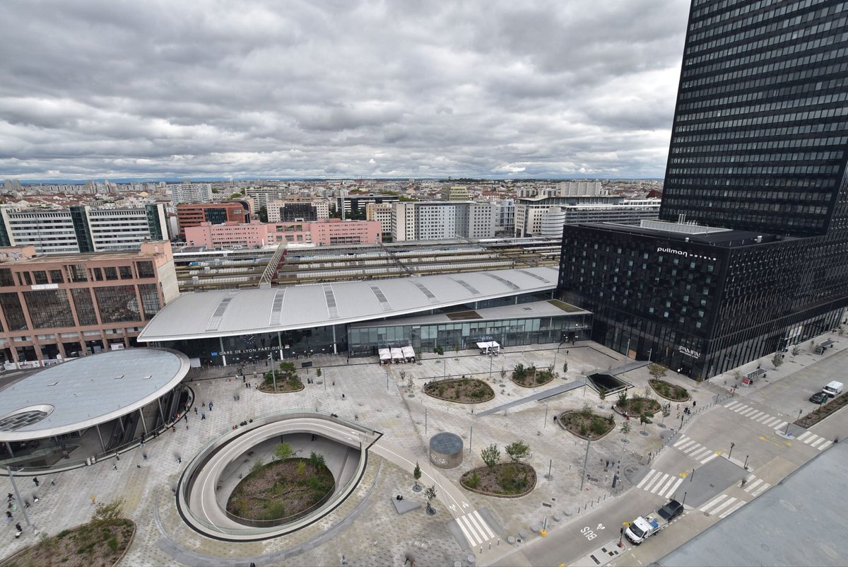liam_appy's tweet photo. Esplanade de la gare Part-Dieu à Lyon, construite sous mandat écolo. Venez pas me dire que ya aucune intention criminelle https://t.co/bXqTbpgXry
