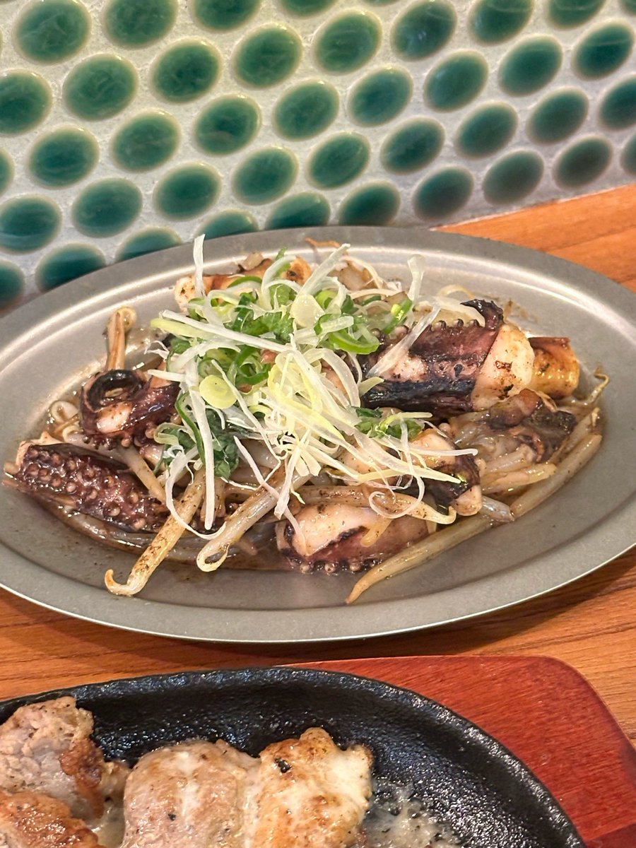 xhex3laj's tweet photo. 10pm, small izakaya corner. Warm grilled squid sizzling on the iron plate, sake steam curling up the dim lamp. Today’s small joy—quiet bites for a tired soul. https://t.co/kf7q9LDwfs