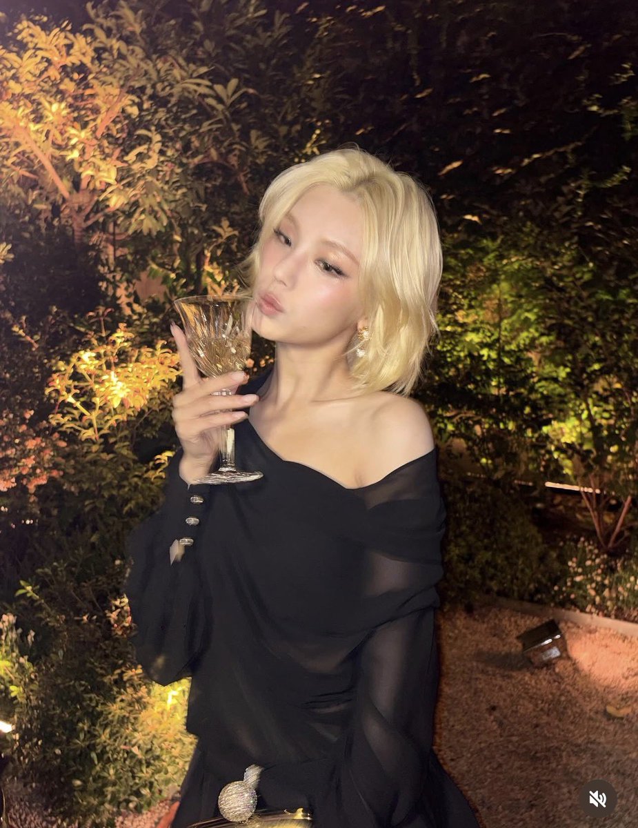 sooyaosie's tweet photo. Yeji on Getty Images vs on Instagram https://t.co/vhvxBzqyaQ