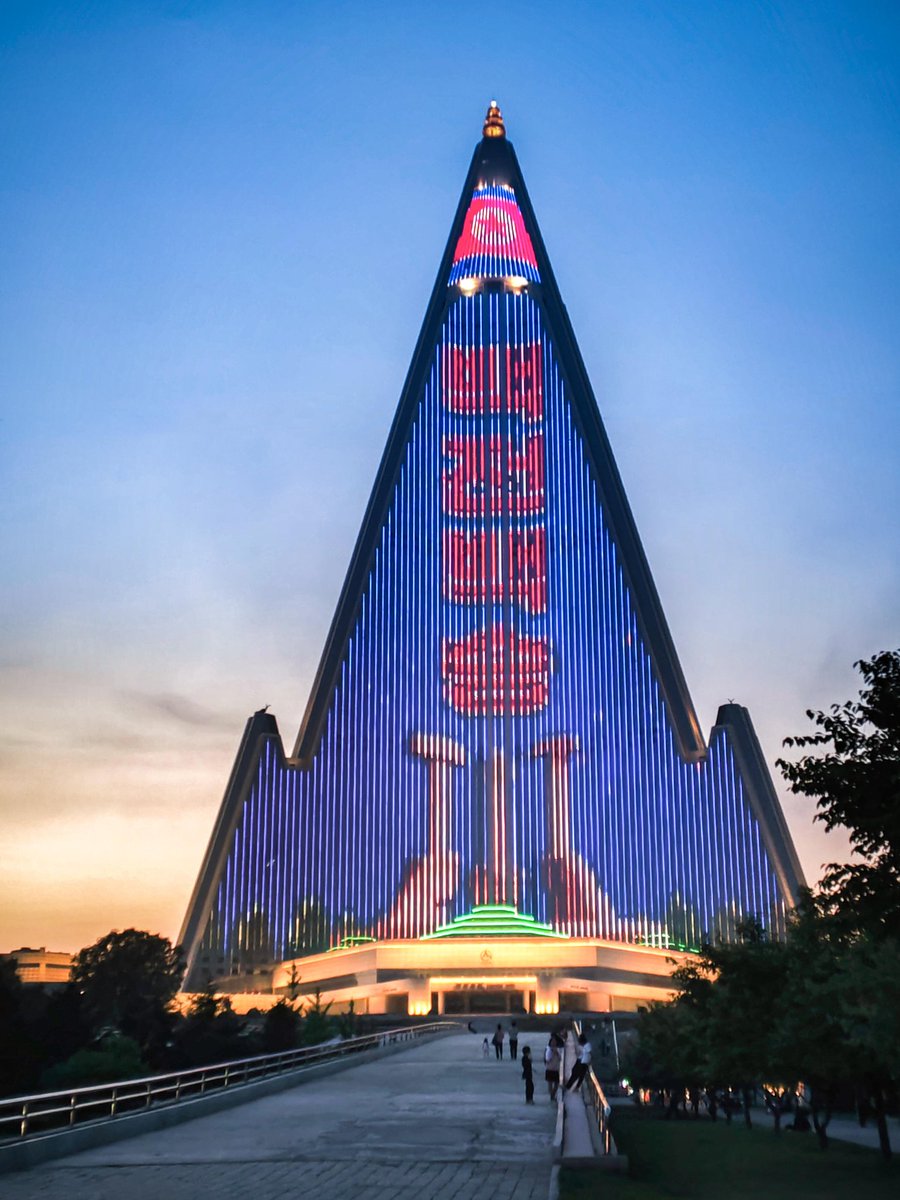 JustCherry__'s tweet photo. 🇰🇵 The Ryugyong Hotel's iconic massive LED display https://t.co/vO6aUjCw6X