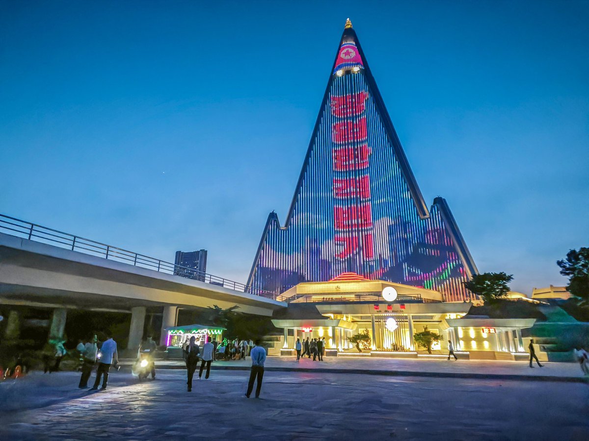 JustCherry__'s tweet photo. 🇰🇵 The Ryugyong Hotel's iconic massive LED display https://t.co/vO6aUjCw6X