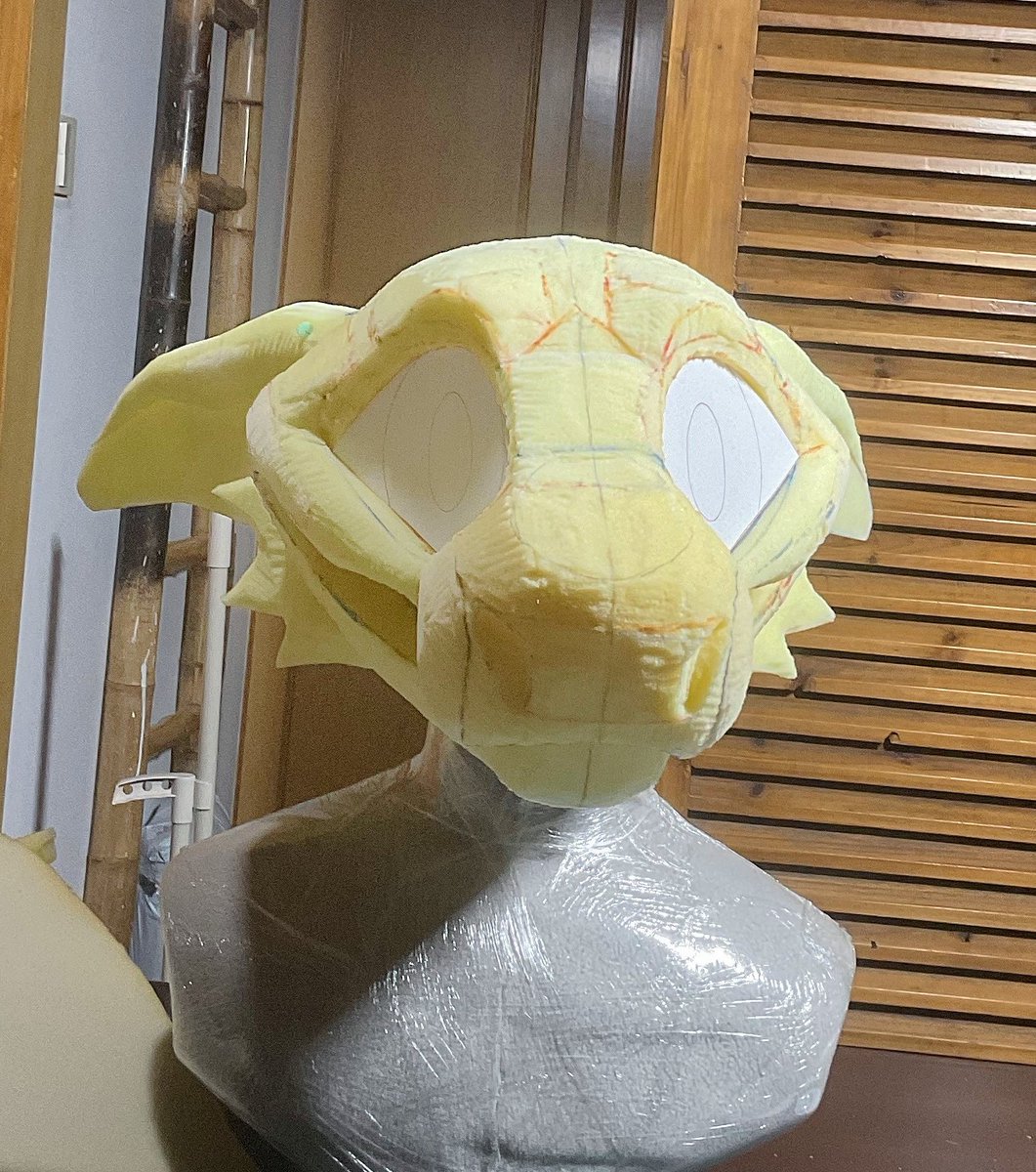 DREVORAYCO's tweet photo. WIP✨

Been a long time since I shared a foam base. I think that without the horns, he sort of resembles an Oriental Shorthair. 

#fursuit    #fursuitbase https://t.co/Msoi6esd39