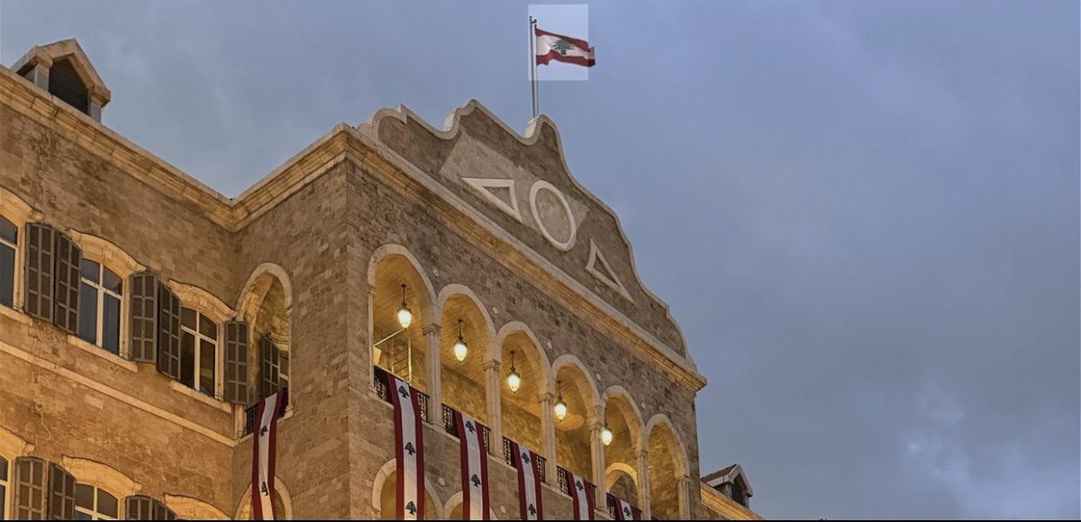MDOUAIHY's tweet photo. ما أُعلن في واشنطن من "إطار" ليس نهاية مسار، بل بداية امتحان حقيقي للدول�� اللبنانية. فالاتفاق، مهما كانت بنوده، لن تكون له قيمة إذا لم تتحمل الدولة اللبنانيّة كل مسؤوليتها مما يؤدِّ إلى استعادتها كامل صلاحياتها وسيادتها على أرضها وحدودها وقرارها.

لقد أثبتت السنوات الماضية أن اللبنانيين هم من دفعوا ثمن الحروب والانقسامات، فيما انهارت مؤسسات الدولة وتراجع الاقتصاد وهاجر شباب لبنان. لذلك، فإن الأولوية اليوم ليست فقط الاحتفال بالاتفاق أو رفضه مسبقًا من فريق الممانعة، بل ضمان أن يكون مدخلًا لقيام دولة فعلية، لا مجرد هدنة مؤقتة.

إن الجيش اللبناني هو الضامن الوحيد لوحدة الوطن، ويجب أن يُمنح كل الإمكانات السياسية والعسكرية والاقتصادية التي تمكّنه من بسط سلطة الدولة على كامل الأراضي اللبنانية، وفقًا للدستور والقوانين والشرعية الدولية. فلا يمكن بناء دولة بمرجعيات أمنية متعددة، ولا يمكن حماية السيادة إلا من خلال مؤسساتها الشرعية.

اليوم، أمام اللبنانيين فرصة نادرة لطيّ صفحة الصراعات العبثية، والانصراف إلى معركة بناء الدولة، واستعادة السيادة وإصلاح القضاء، وإنقاذ الاقتصاد،واعادة الإعمار واستعادة ثقة المواطن بوطنه. هذه هي المعركة التي تستحق أن تُخاض، لأنها وحدها تؤسس لمستقبل آمن ومستقر.

لقد تعب اللبنانيون من أن يكون وطنهم ساحةً لحروب الآخرين. آن الأوان أن يصبح لبنان وطنًا طبيعيًا، تُصنع قراراته في بيروت، وتُنفذها مؤسساته، ويحميها جيشه، ويحتكم فيها الجميع إلى الدستور والقانون.

#لبنان