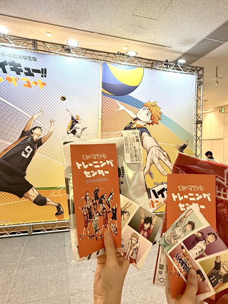 bokuaka_mika's tweet photo. 🏐オンザコート大阪まとめ🏐⚠️
ネタバレあるからお気をつけてー！

【服装・持ち物】
ジャンプとレシーブするので動きやすい服が良いけど、そんなに激しい動きはしない！
結構自前のユニ着てる人が多かったー✨

ビブス着替えるところないから2Fのトイレでささっと上から着るのがおすすめ！(🌲続く) https://t.co/rKcaZr6hQt