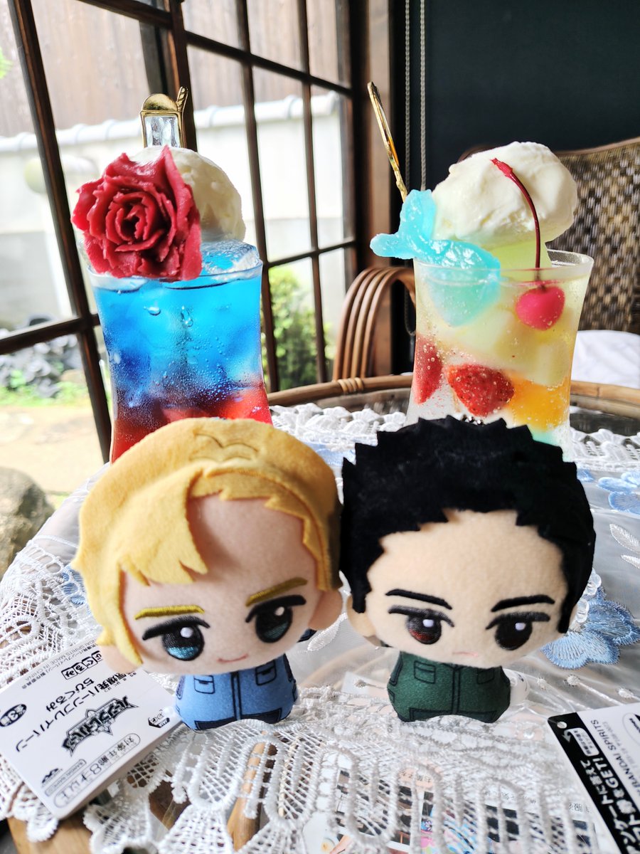 0ws7nme's tweet photo. スミーサちゃん、新たなるクリームソーダだよ
薔薇がのった情熱のクリームソーダとマーメイドクリームソーダだよ、きれいだね

赤い薔薇と青と赤のソーダ…とっても似合うね https://t.co/U5yMQ3XnD9