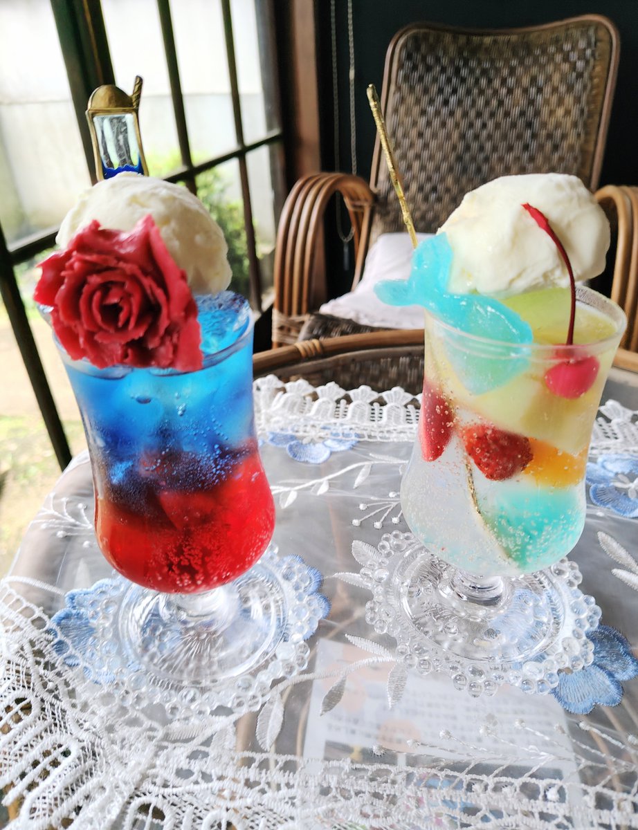 0ws7nme's tweet photo. スミーサちゃん、新たなるクリームソーダだよ
薔薇がのった情熱のクリームソーダとマーメイドクリームソーダだよ、きれいだね

赤い薔薇と青と赤のソーダ…とっても似合うね https://t.co/U5yMQ3XnD9