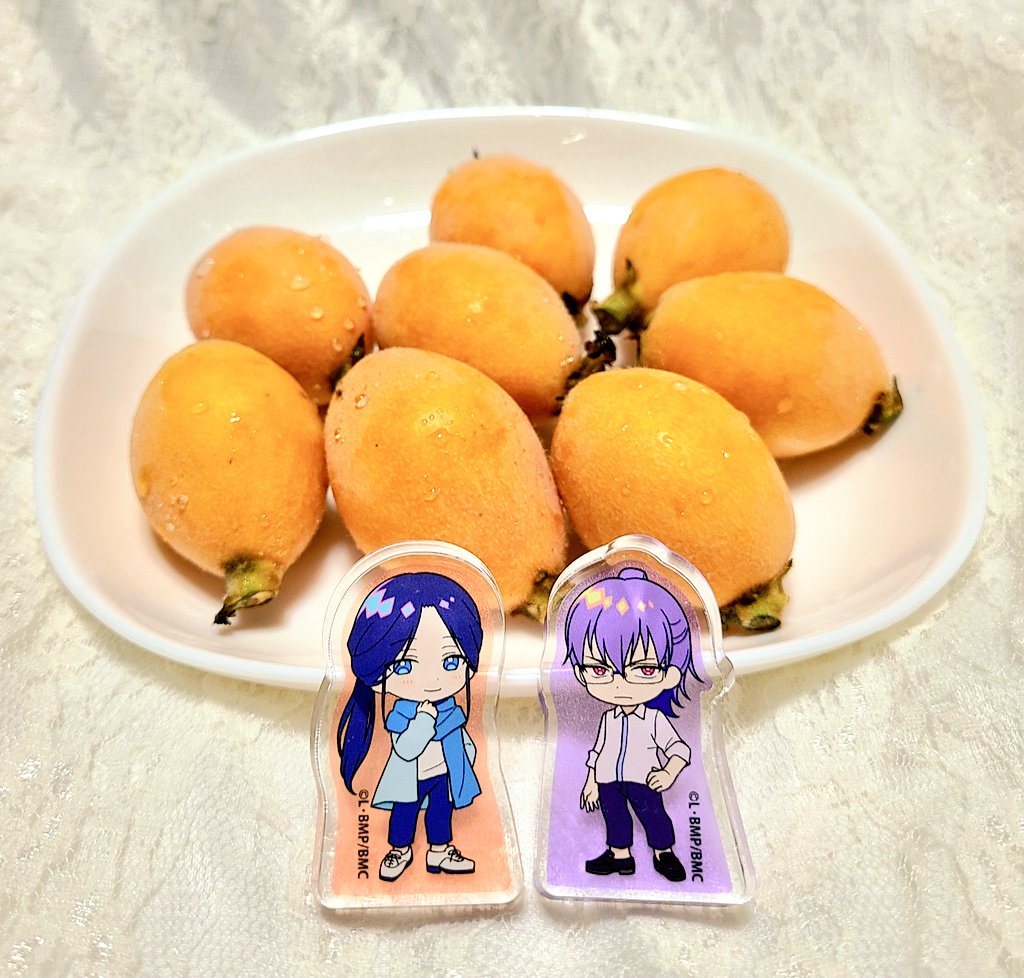 izana43468833's tweet photo. 🧣「枇杷をいただきました。初夏の風物詩ですね」
👓️「あまり馴染みがない果物だな」 https://t.co/a6CiECNsQ2