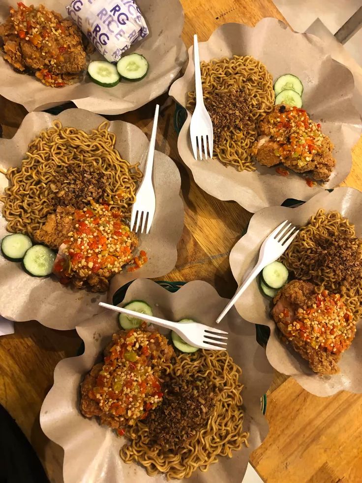 saintsintaa's tweet photo. ayam geprek enak pake nasi apa pake mie klo km syg? https://t.co/PbYfqFVY5i