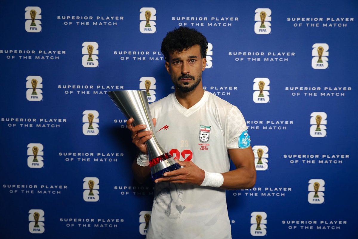 GoalData_'s tweet photo. Ramin Rezaeian, quizá no era la figura más conocida de Irán antes del Mundial, pero en esta edición suma dos goles y una asistencia.

Es el tercer Mundial para el jugador iraní. Se ha convertido en el único en anotar para su país en dos ediciones distintas y es el máximo goleador de Irán en la competición (3). 

Debido a la situación de guerra que atraviesa su país, la liga está suspendida y no ha disputado un partido de clubes desde finales de febrero.

 ¡Qué historia! 🇮🇷